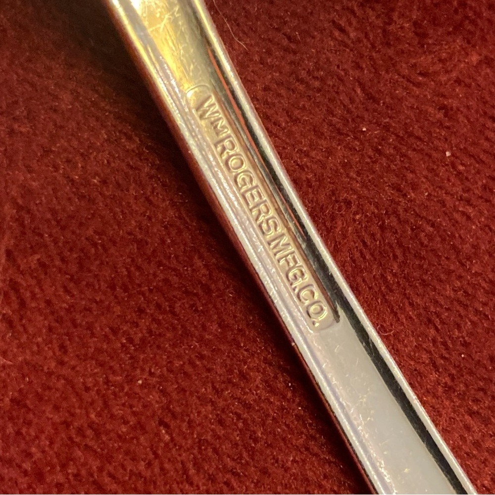 Set of 7 Wm Rogers Mfg Silverplate Dinner Spoons in Memory Pattern | 1960s - Picture 3 of 6